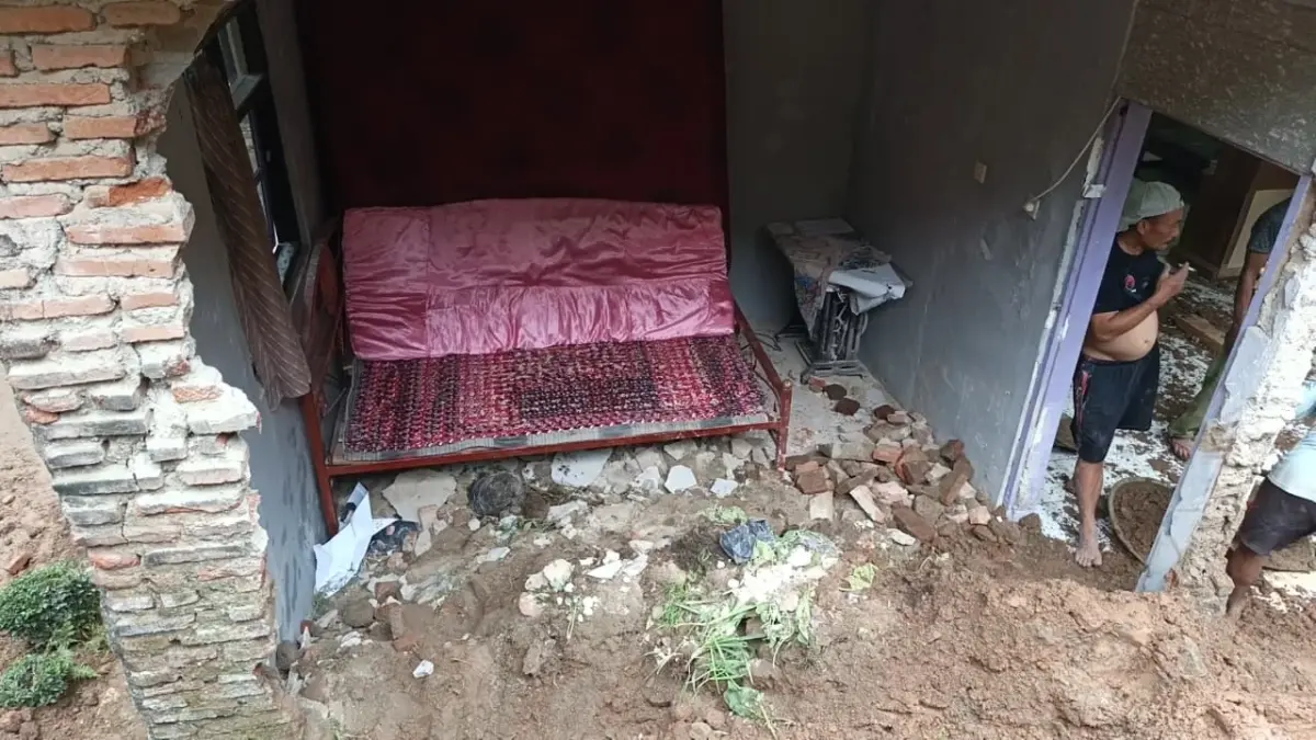 Diguyur Hujan Semalaman, Longsor Menimpa Rumah Warga longsor di garawangi kuningan