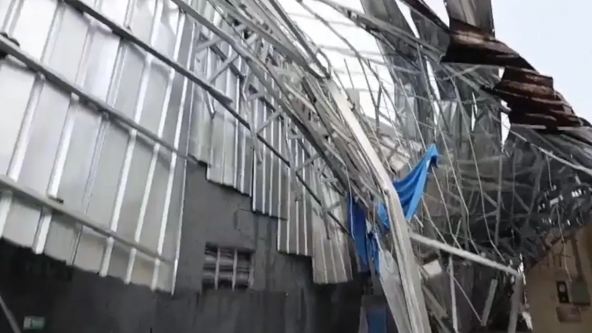 Angin Puting Beliung, Atap Klinik di Ciledug Cirebon Ambruk atap klinik di ciledug cirebon ambruk