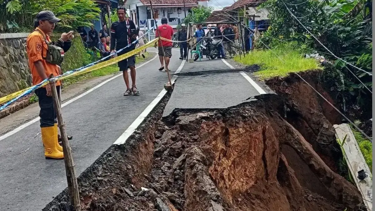Akses Jalan Cipasung-Subang Ambles, Dinas PUTR Lakukan Penanganan Darurat Ist