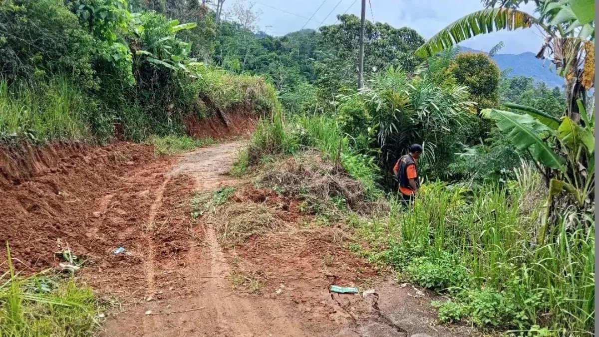Akses Jalan Desa Pinara Kuningan Ambles Dihantam Pergerakan Tanah Ist