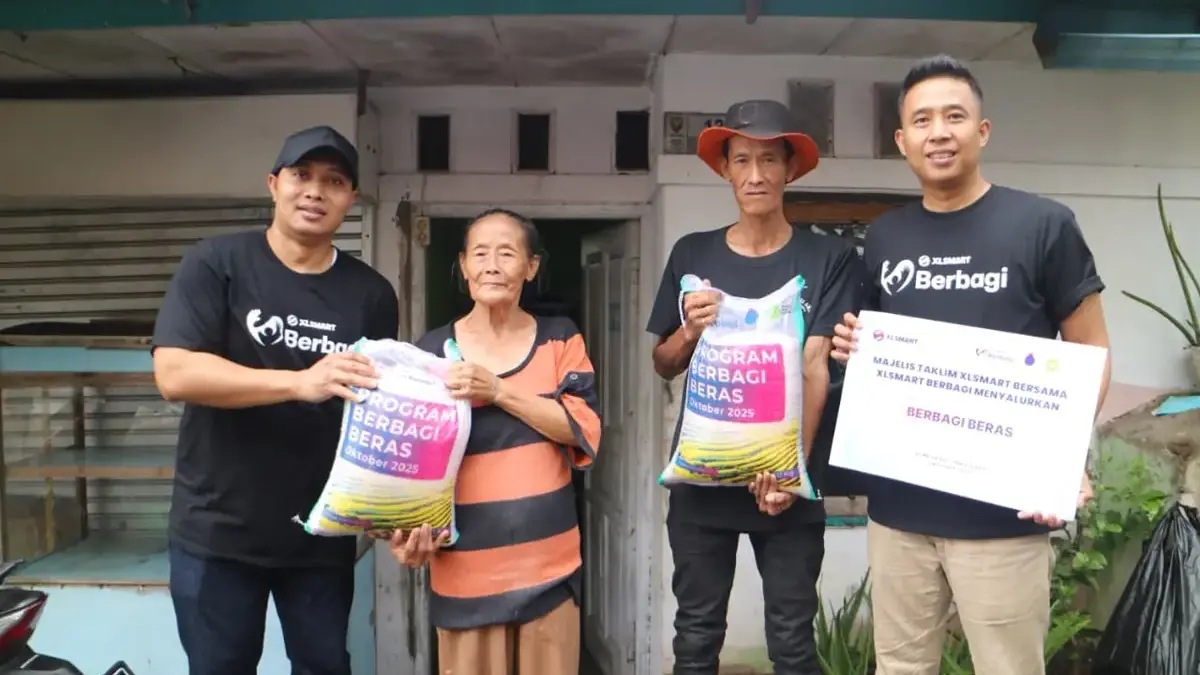 Karyawan XLSMART Lakukan Aksi Sosial, Salurkan Bantuan Beras dan Bangun Sarana Air Bersih