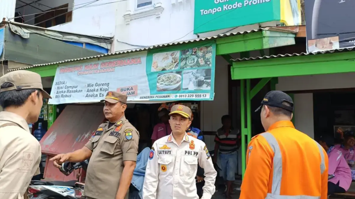 Mau Ditertibkan, Pedagang di Stasiun Kejaksan Cirebon Minta DPRD Cari Solusi PKL di area pintu masuk Stasiun Kejaksan