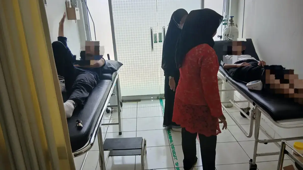 Dua siswa SMAN 1 Cigugur mengalami luka karena tersengat tawon hingga harus dibawa ke rumah sakit untuk mendap