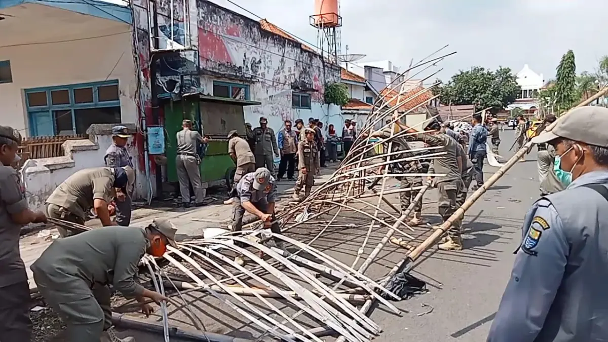 penertiban pkl stasiun cirebon kejaksan