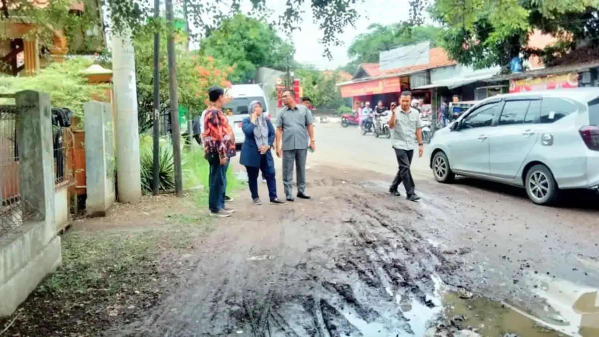 jalan rusak di Kecamatan Lemahabang