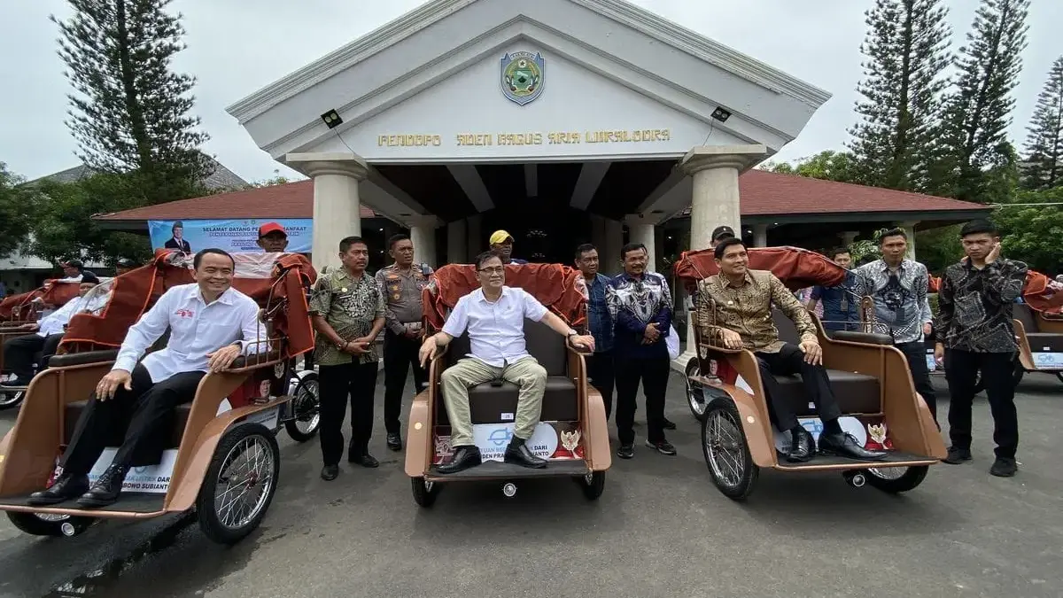 BP Taskin Salurkan 100 Becak Listrik untuk Pengemudi Lansia di Indramayu becak listrik