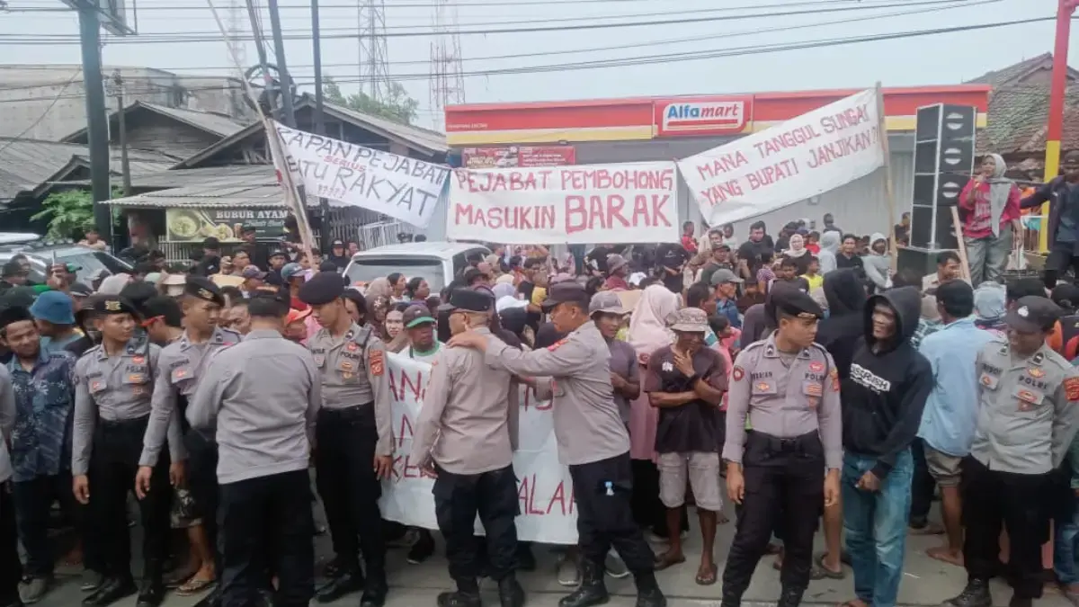 Ribuan Warga Eretan Wetan Padati Jalan Pantura, Tuntut Bupati Tepati Janji tuntut janji Bupati Lucky Hakim