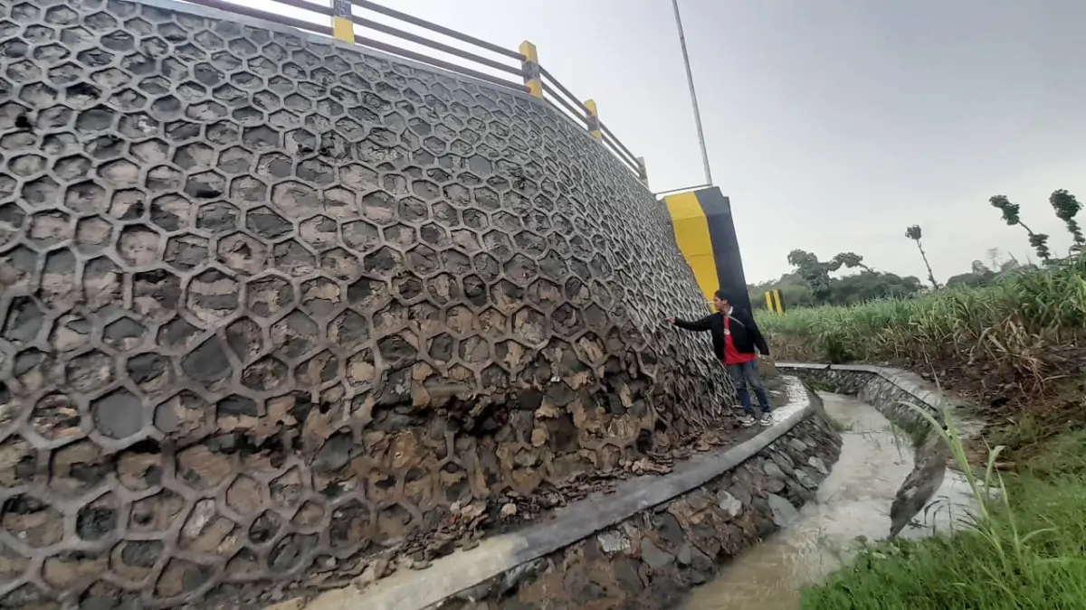 Sisi Lain Mulai Tegerus, Kerusakan Jembatan Gantung Babakan Losari Cirebon Makin Parah jembatan gantung ambrol