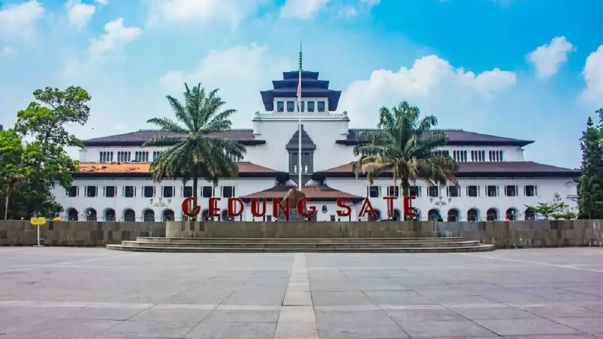 candi bentar gedung sate