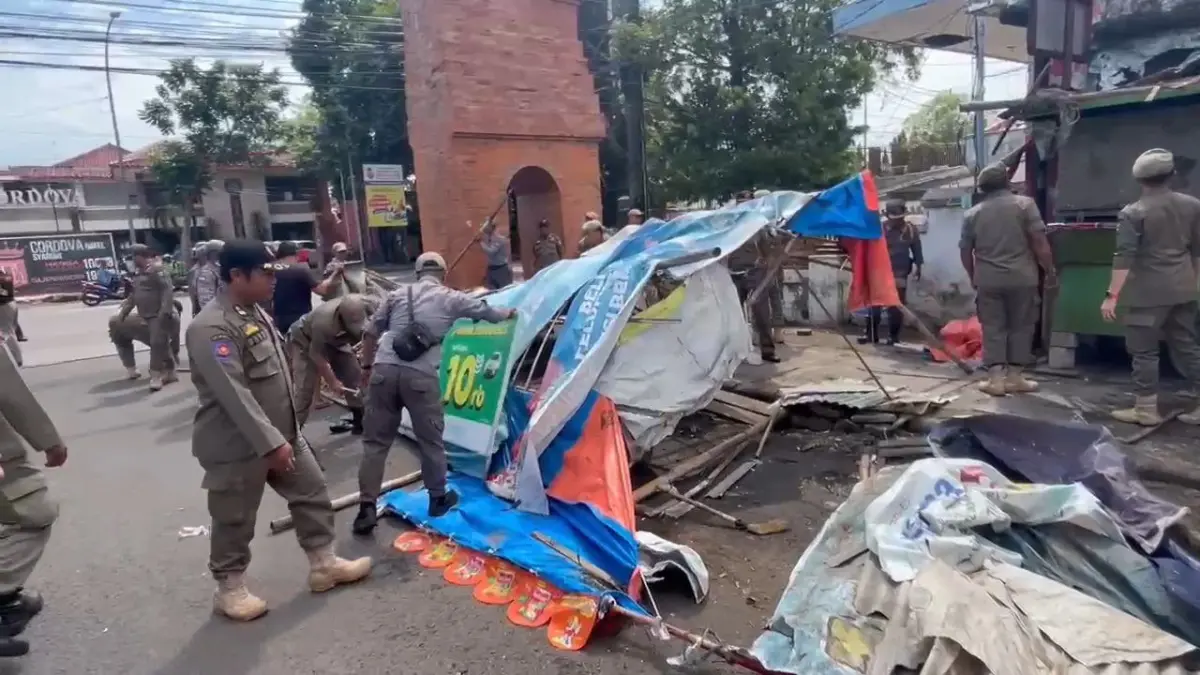 Tertibkan PKL, Lanjut Bangun Trotoar dan Taman