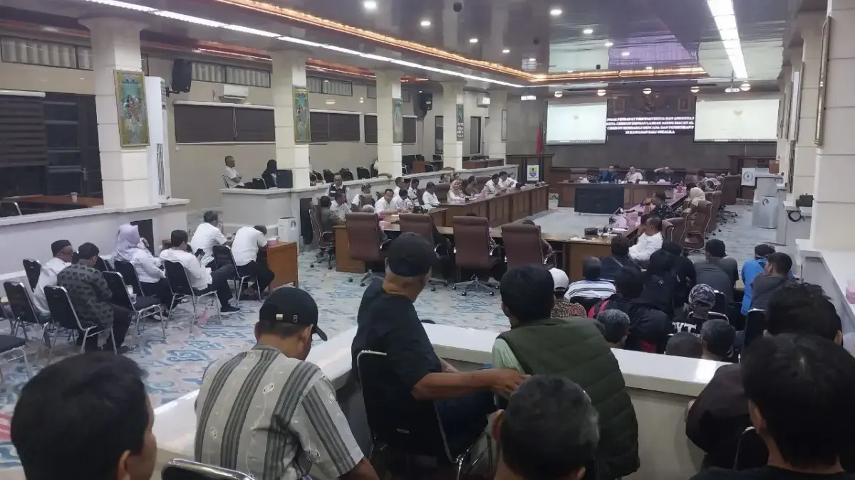 Puluhan pedagang mendatangi gedung DPRD Kota Cirebon