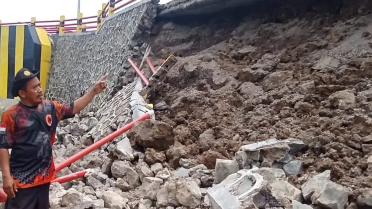 Baru Tiga Bulan Dibangun, Jembatan Gantung Jateng-Jabar Senilai Rp13,8 Miliar Ambrol jembatan ambrol