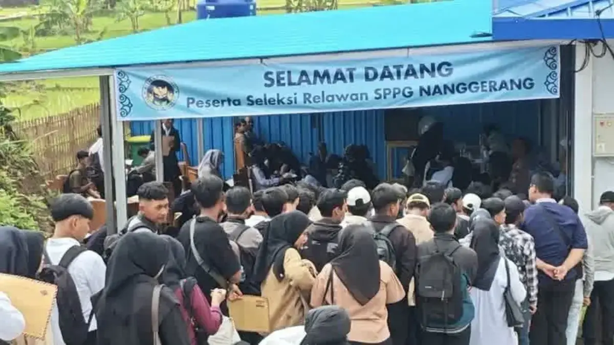 Ratusan orang mengikuti seleksi relawan Satuan Pelayanan Pemenuhan Gizi (SPPG) di Desa Nanggerang, Kecamatan