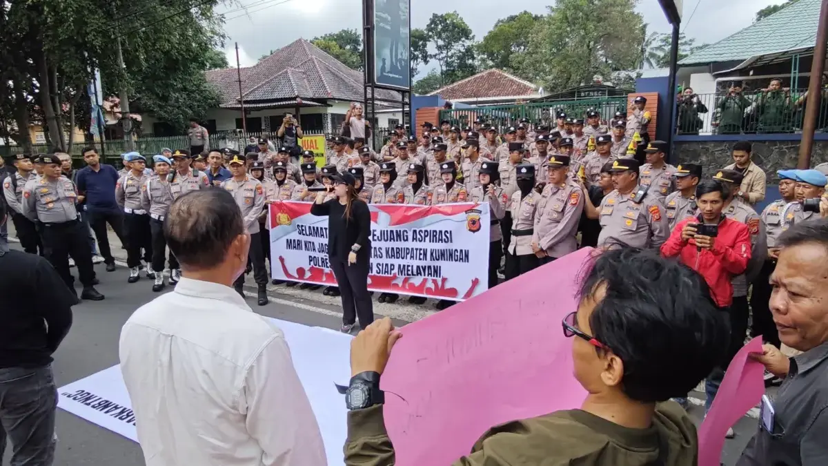 Demo Bubarkan Balai TNGC Kuningan Sempat Ricuh, Massa Bakar Ban Bekas radar kuningan