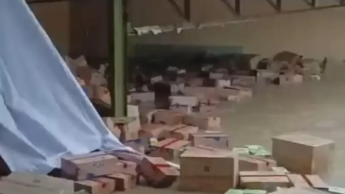 Gudang Toserba di Sumber Jebol Diterjang Banjir, Barang-barang Hanyut gudang surya sumber jebol