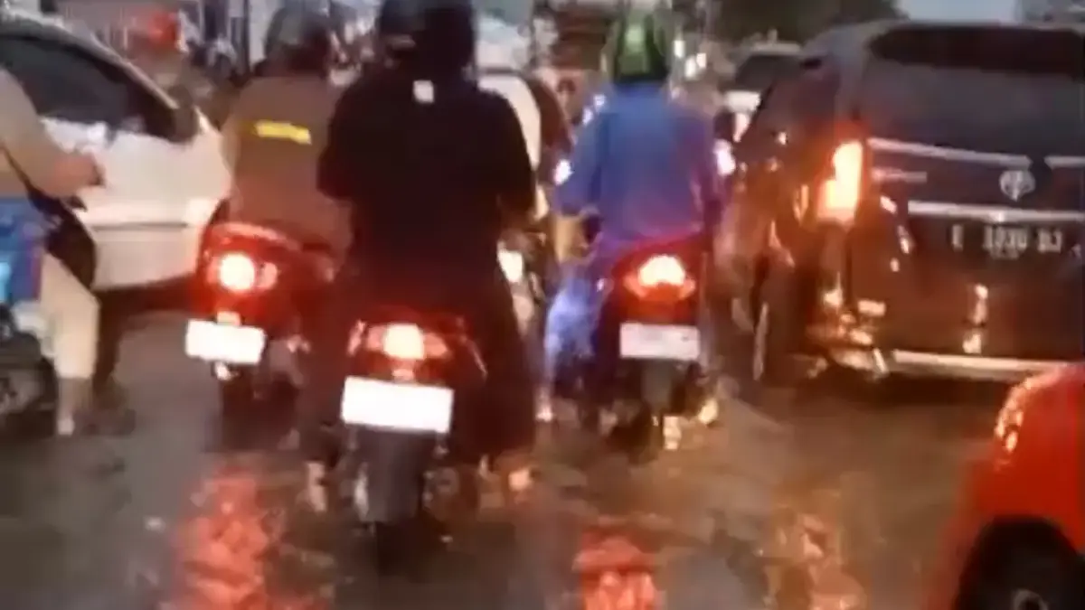 Banjir di Kedawung Cirebon, Pengendara Terjebak Macet di Tuparev banjir di Kedawung cirebon