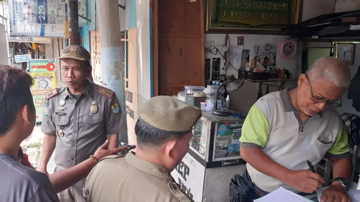 Teguran Kedua PKL Sukalila Cirebon, Segera Bongkar Lapak, Cari Tempat Lain pedagang kaki lima di Sungai Sukalila