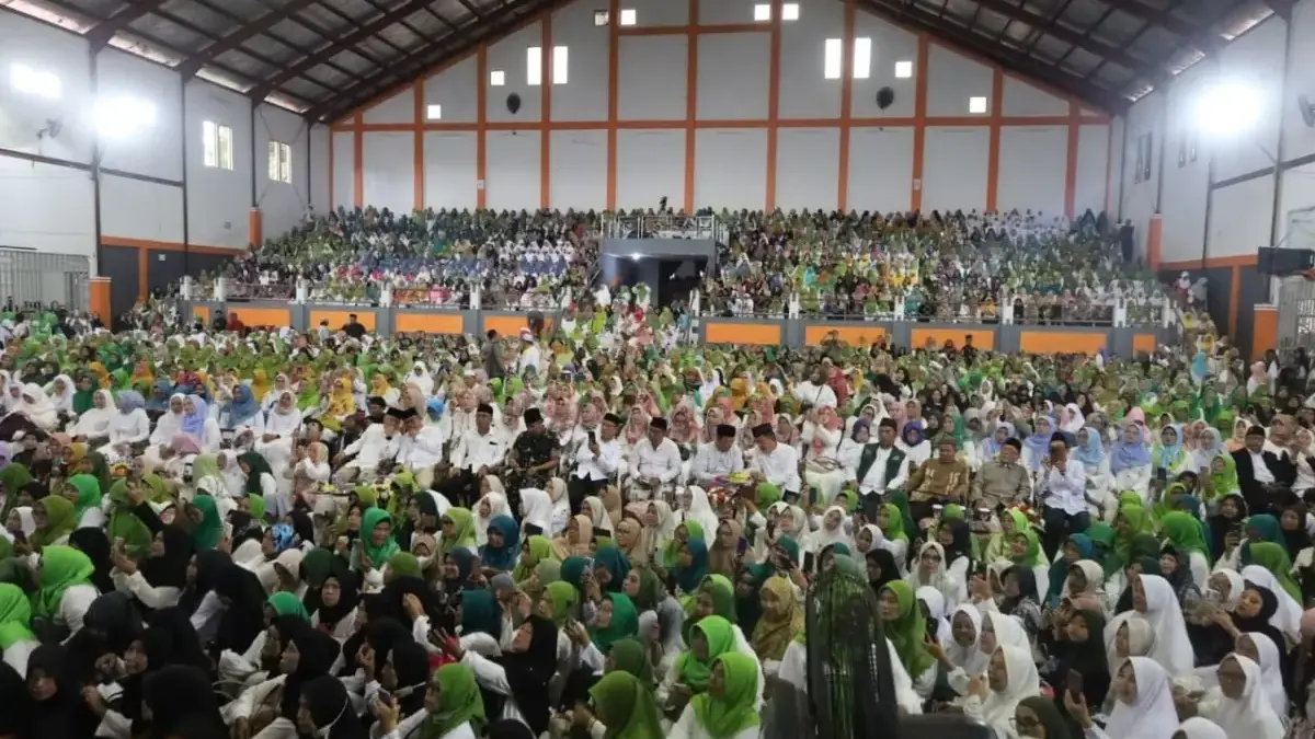 GOR Ewangga Membeludak, Ribuan Jamaah Antusias Ikuti Tausiyah Mamah Dedeh Agus panther/radar kuningan