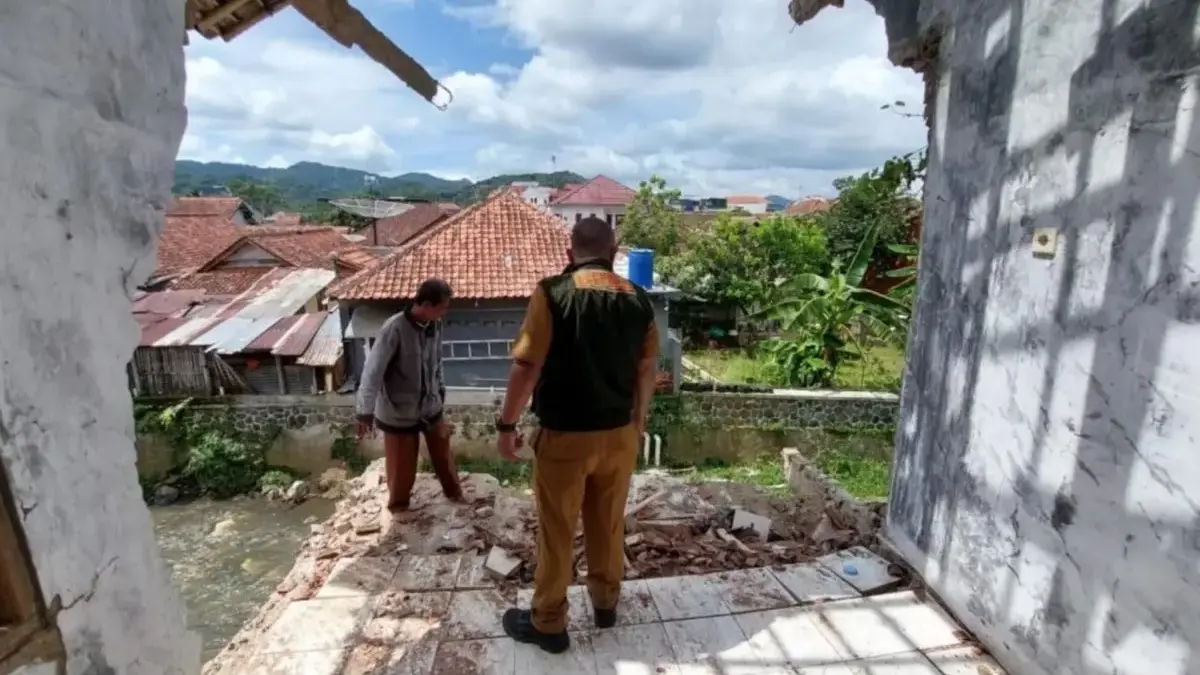 TPT Sungai Citamba Ambruk, Dapur Rumah Rusak Parah Ist/bpbd kuningan