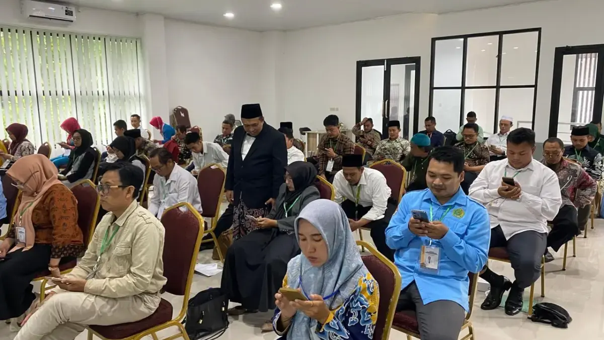 Tes Petugas Haji di Cirebon, CAT Gunakan Handphone Puluhan Orang Berebut Tiket Petugas Haji