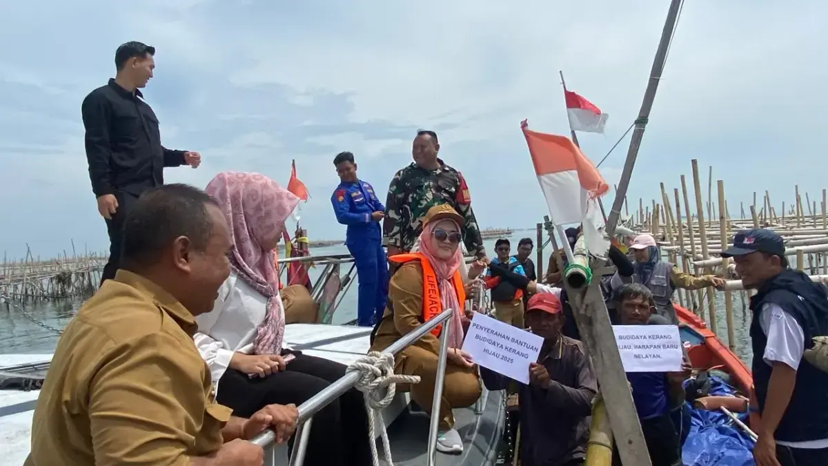 Wawali Serahkan Bantuan di Tengah Laut bantuan nelayan Pesisir