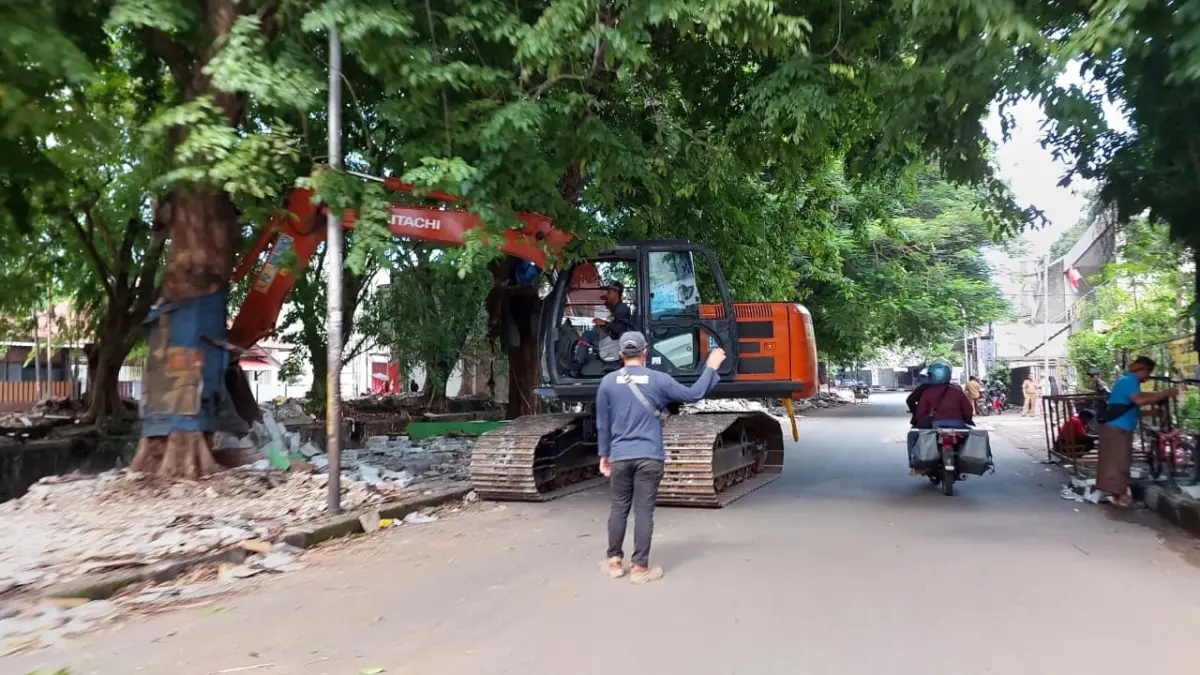 Petugas Fokus Bersihkan Puing Bangunan di Bantaran Sungai Sukalila Bersihkan Puing Bangunan di Bantaran Sungai Sukalila