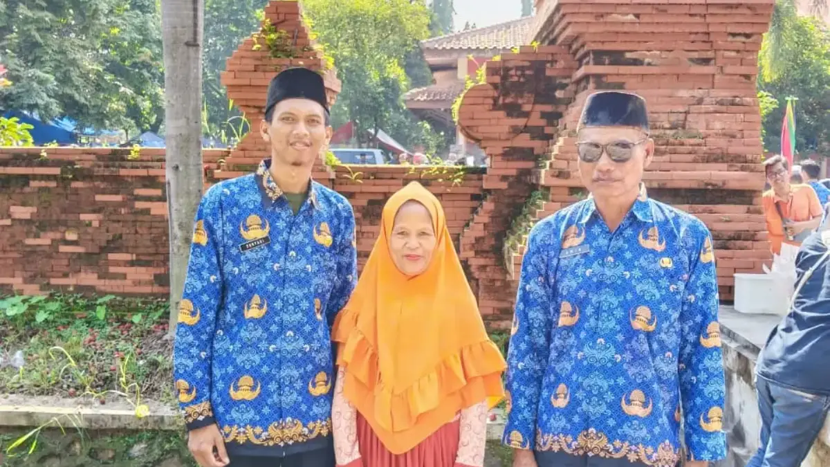 Ayah dan Anak di Cirebon Terima SK PPPK Paruh Waktu Bersamaan penyerahan Surat Keputusan SK PPPK