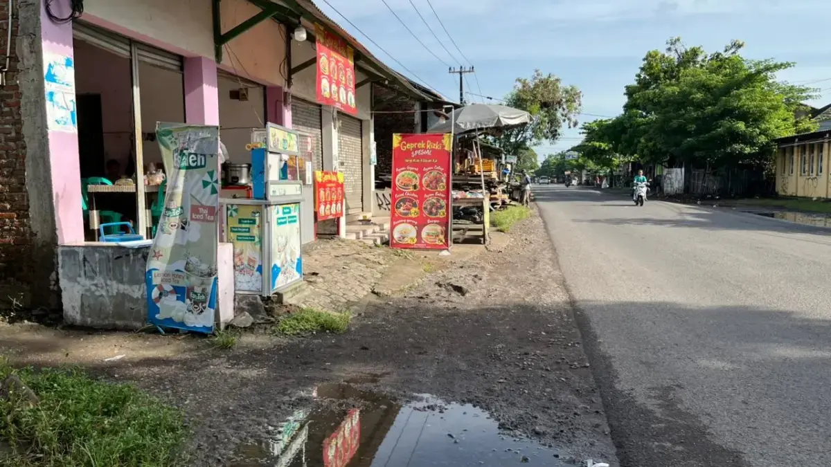 Drainase Tertutup Bangunan Liar, Banjir Kembali Terjadi di Jalur Kanci-Sindanglaut Bangunan liar