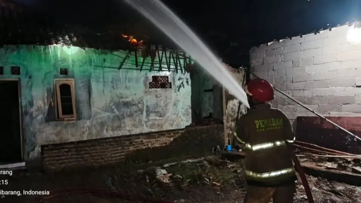 Rumah Warga di Pawidean Terbakar Dini Hari, Damkar Berhasil Kendalikan Api Damkar Regu 1 Pos Unit Jatibarang