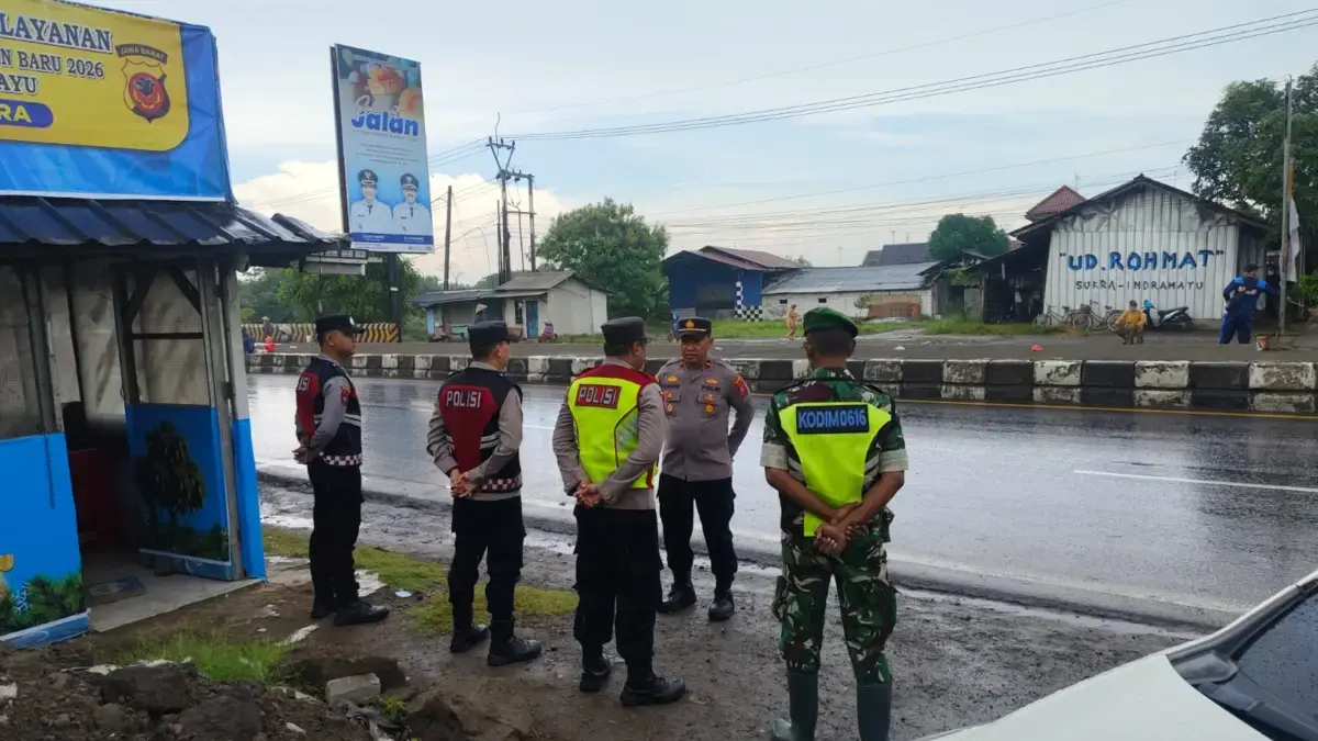 Pantau Arus Lalu Lintas di Jembatan Sewo, Polisi Imbau Pengendara Tidak Melempar Uang Koin Jembatan Sewo