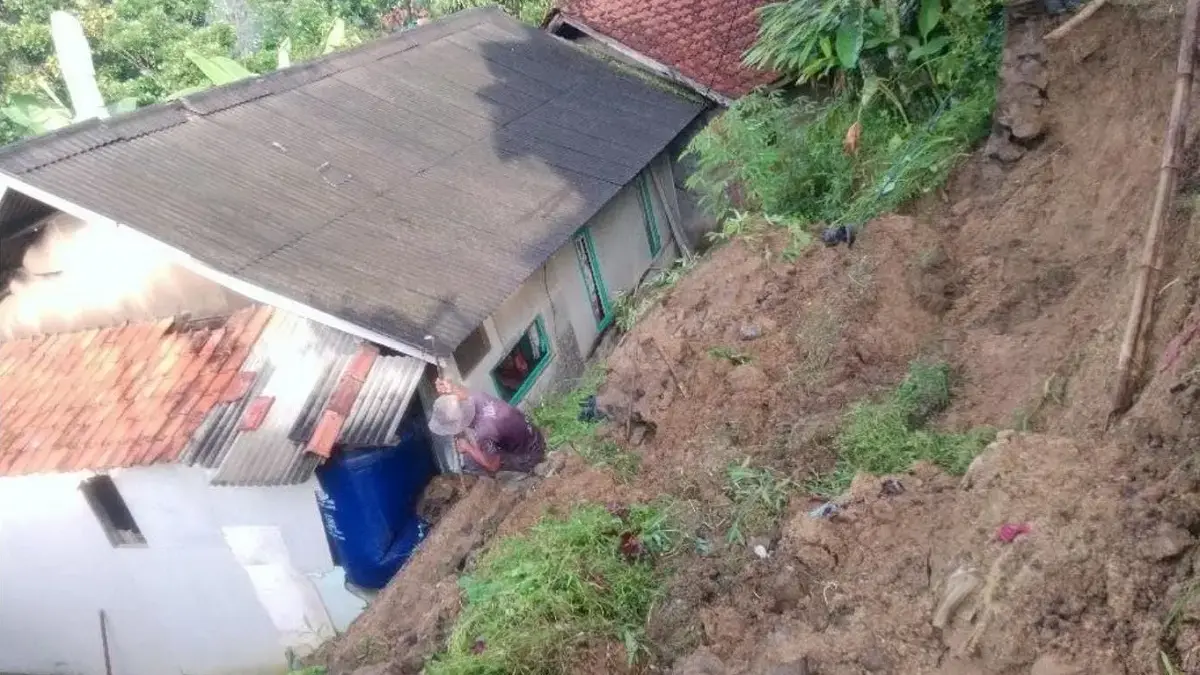 Hujan dengan intensitas ringan hingga lebat yang mengguyur wilayah Kabupaten Kuningan mengakibatkan peristiwa