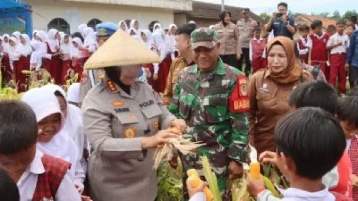 Kapolresta Cirebon Ajak Pelajar Cintai Pertanian dan Jauhi Pergaulan Negatif Kapolresta Cirebon Kombes Pol Sumarni