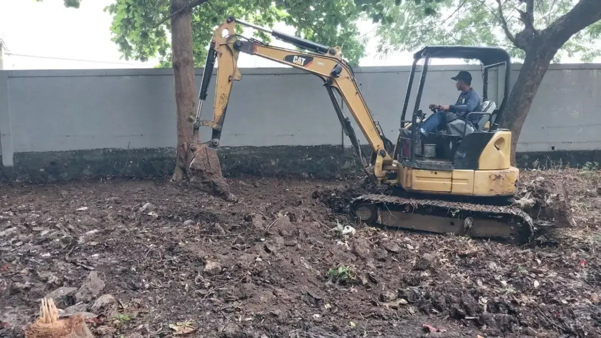 lapak pedagang bunga di belakang Terminal Harjamukti