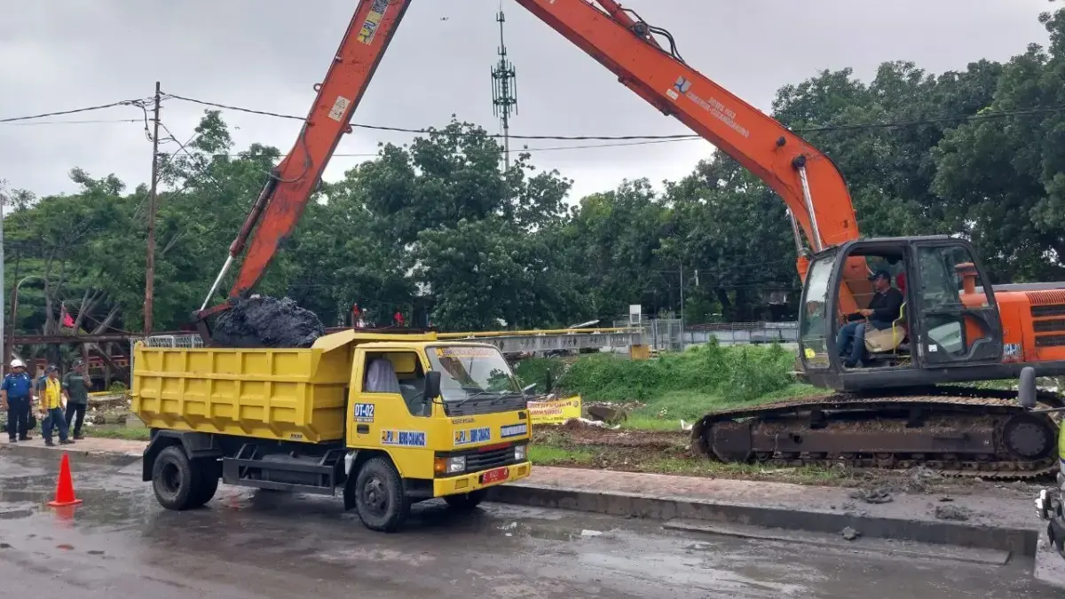 Lumpur Sungai Sukalila Cirebon Mulai Dikeruk normalisasi Sungai Sukalila
