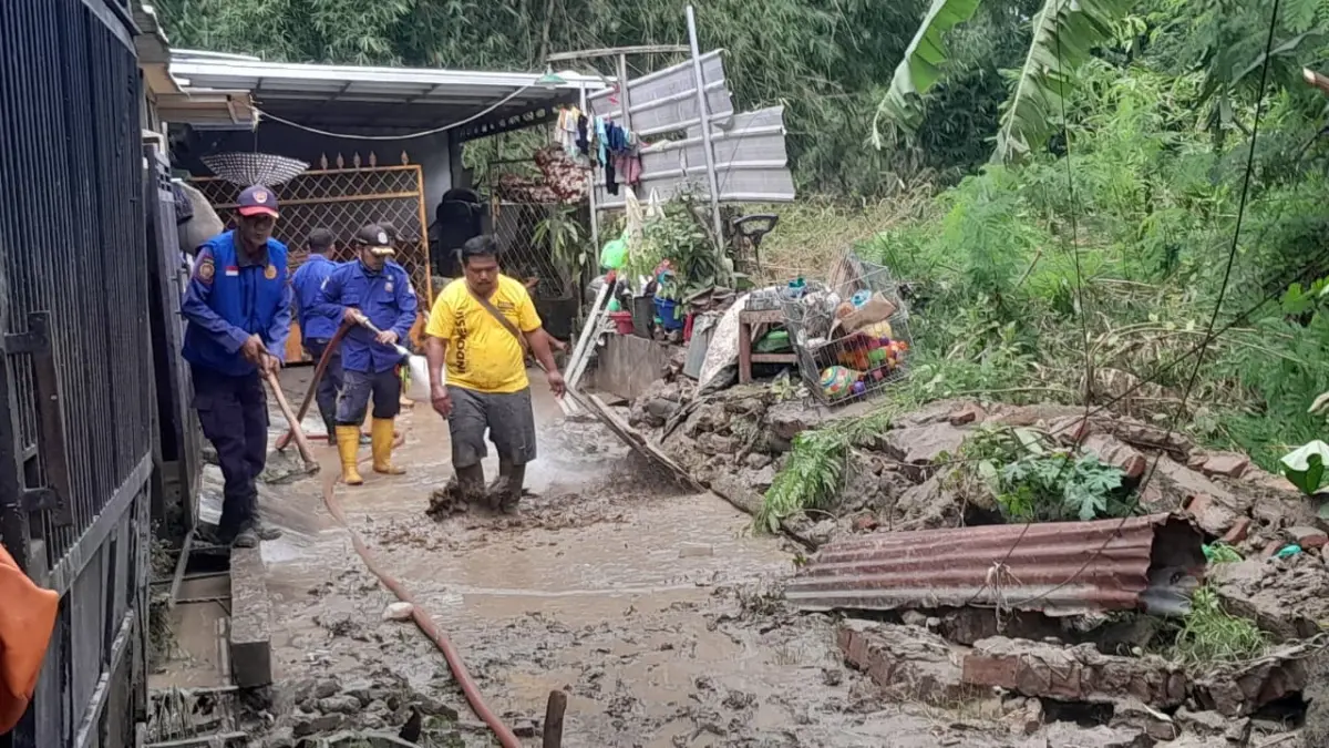Berulang Kali Banjir, Warga Mundu Berharap Ada Penanganan Jangka Panjang Lumpur Tebal di Mundu Akibat Banjir