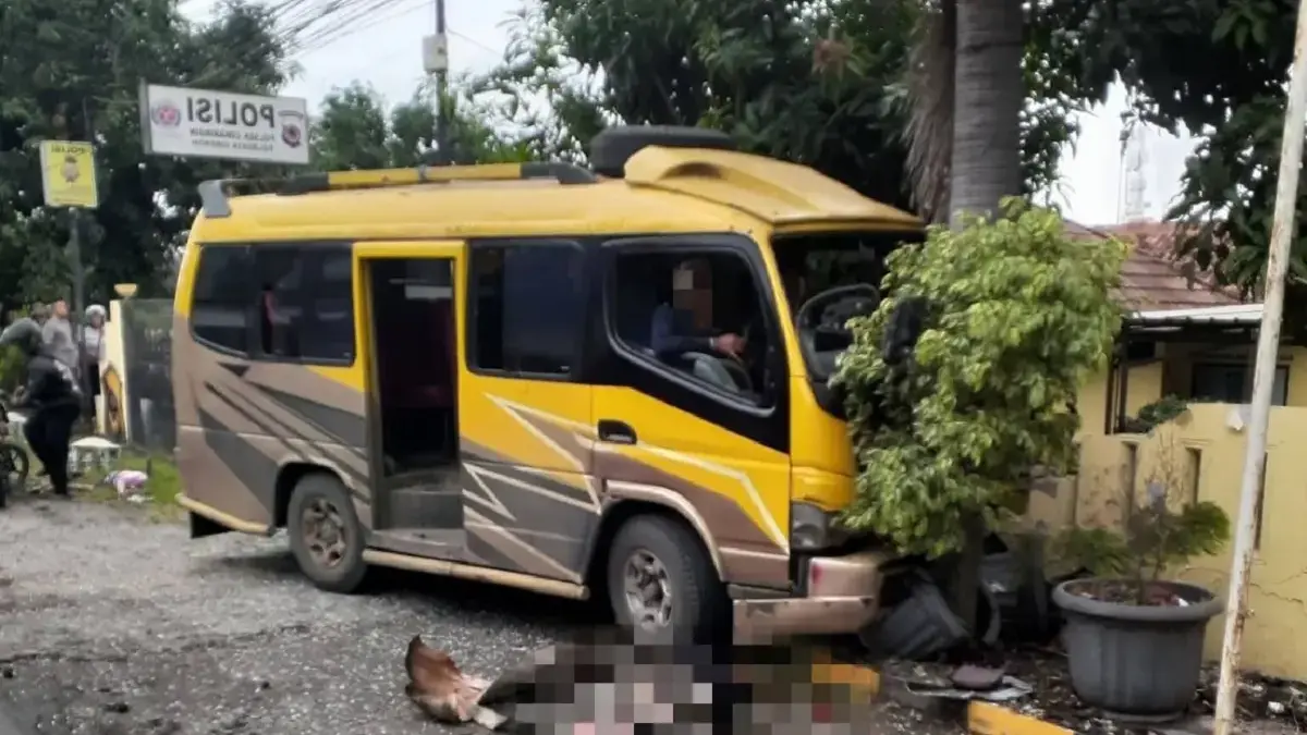 Lakalantas Angkutan Umum Elf Depan Polsek Ciwaringin Menyebabkan 2 Orang Tewas