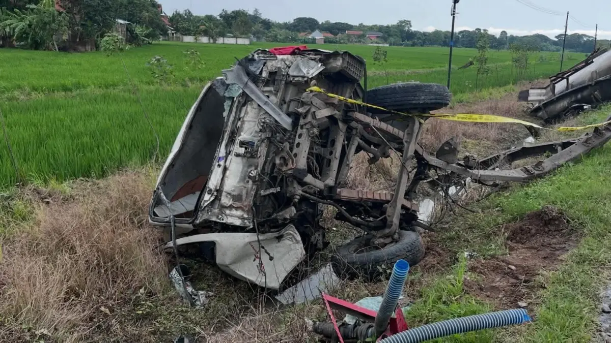 Kecelakaan Truk Tangkir Air Dihajar KA Menoreh