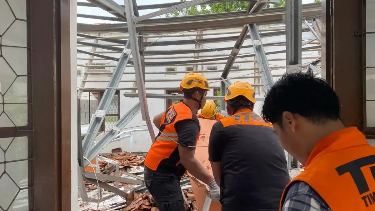 Kantor Disnaker Kota Cirebon Ambruk