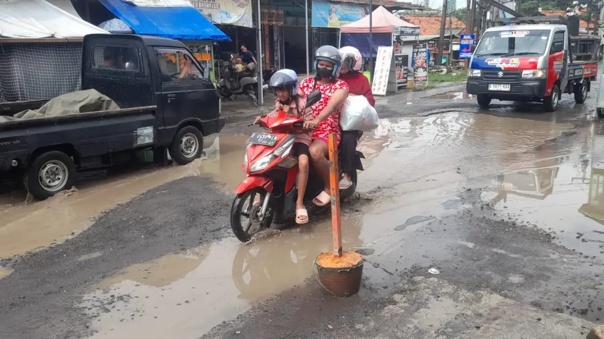 Sering Hujan Jalanan Semakin Rusak Parah