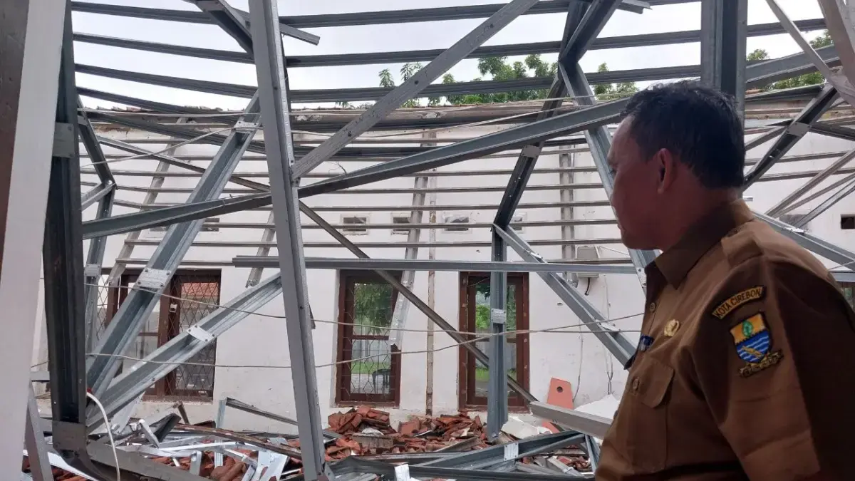 Kantor Disnaker Ambruk, Perlangkapan dan Barang Seperti Komputer Rusak Kantor Disnaker Kota Cirebon