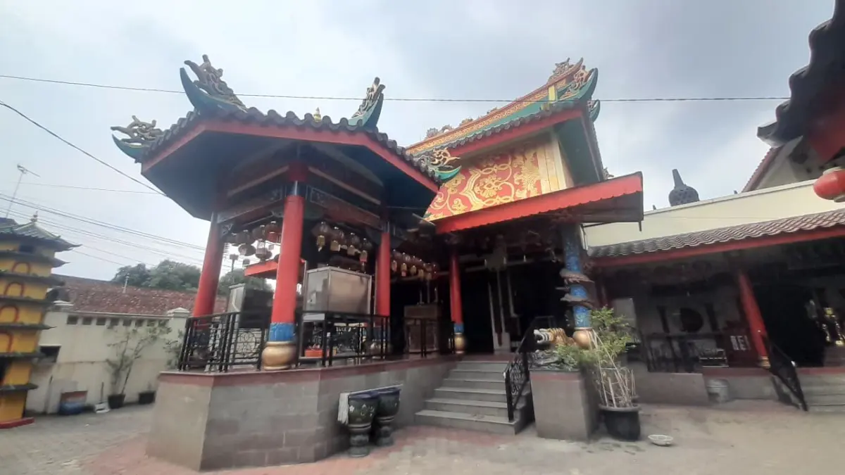 Sambut Imlek 2577, Pengurus Vihara Dharma Sukha Cirebon Helat Aksi Bersih-bersih Vihara Dharma Sukha