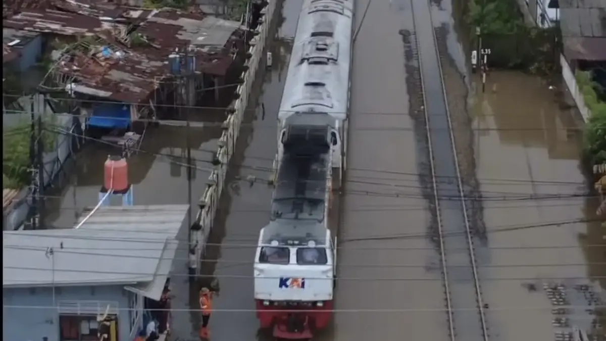 rel kereta api terendam banjir