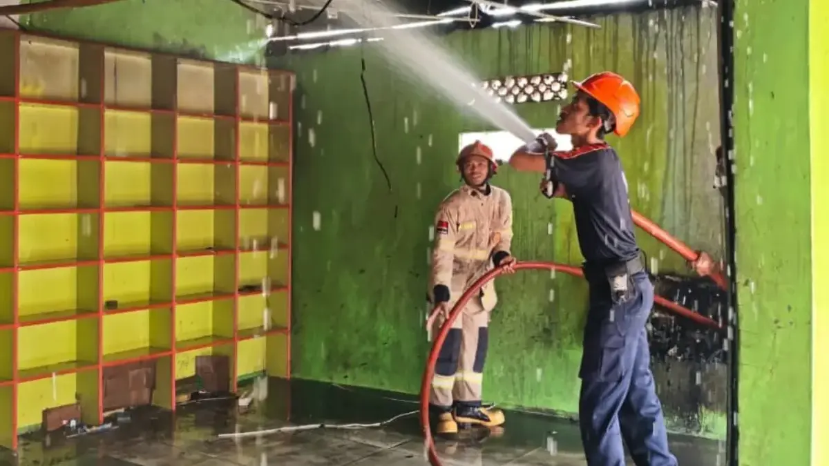 Diduga Akibat Menyalakan Kompor Saat Menakar BBM, Warung Madura di Sukra Indramayu Kebakaran Damkar Pos Patrol Indramayu