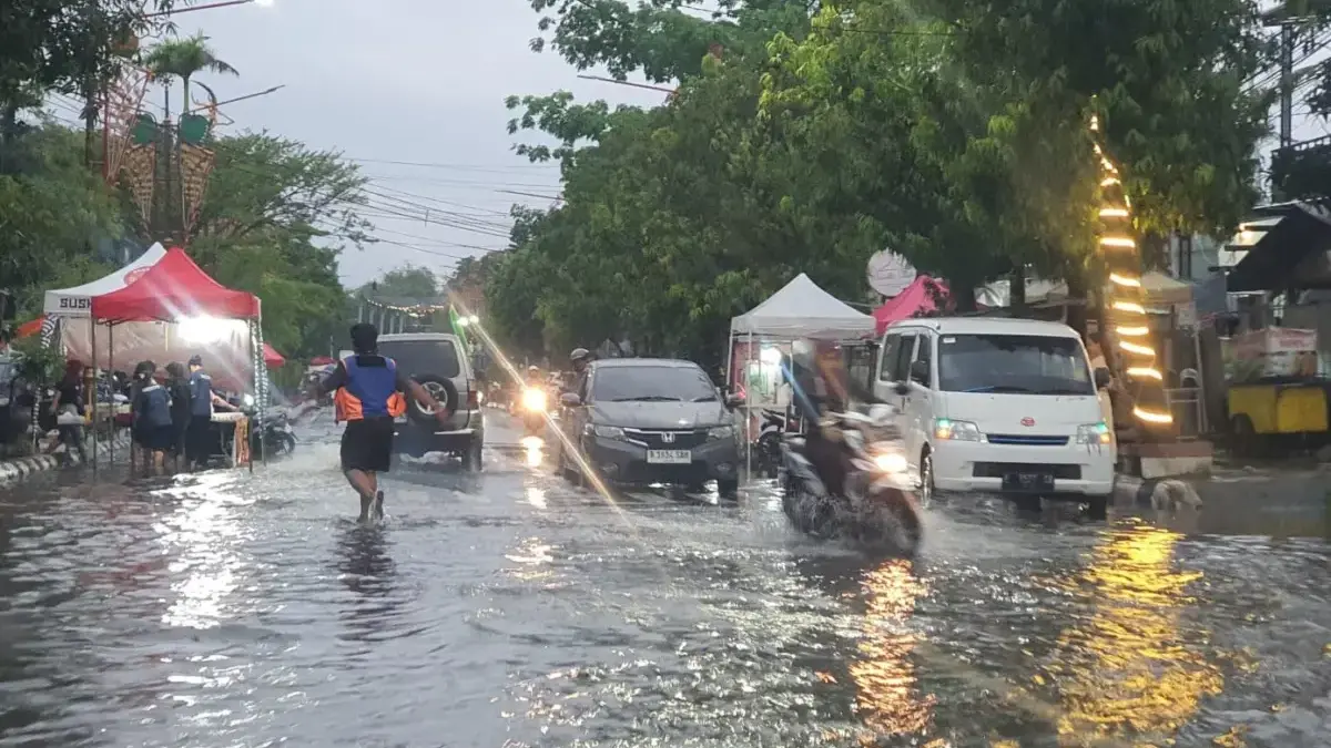 Diguyur Hujan Sejak Pagi, Ruas Jalan Protokol di Kota Indramayu Dikepung Banjir Indramayu kota