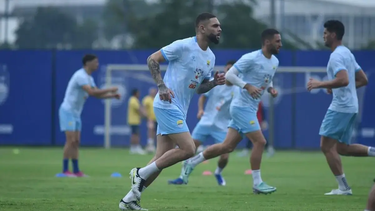 Latihan Perdana Bersama Persib Bandung, Layvin Kurzawa Jadi Pusat Perhatian Layvin Kurzawa