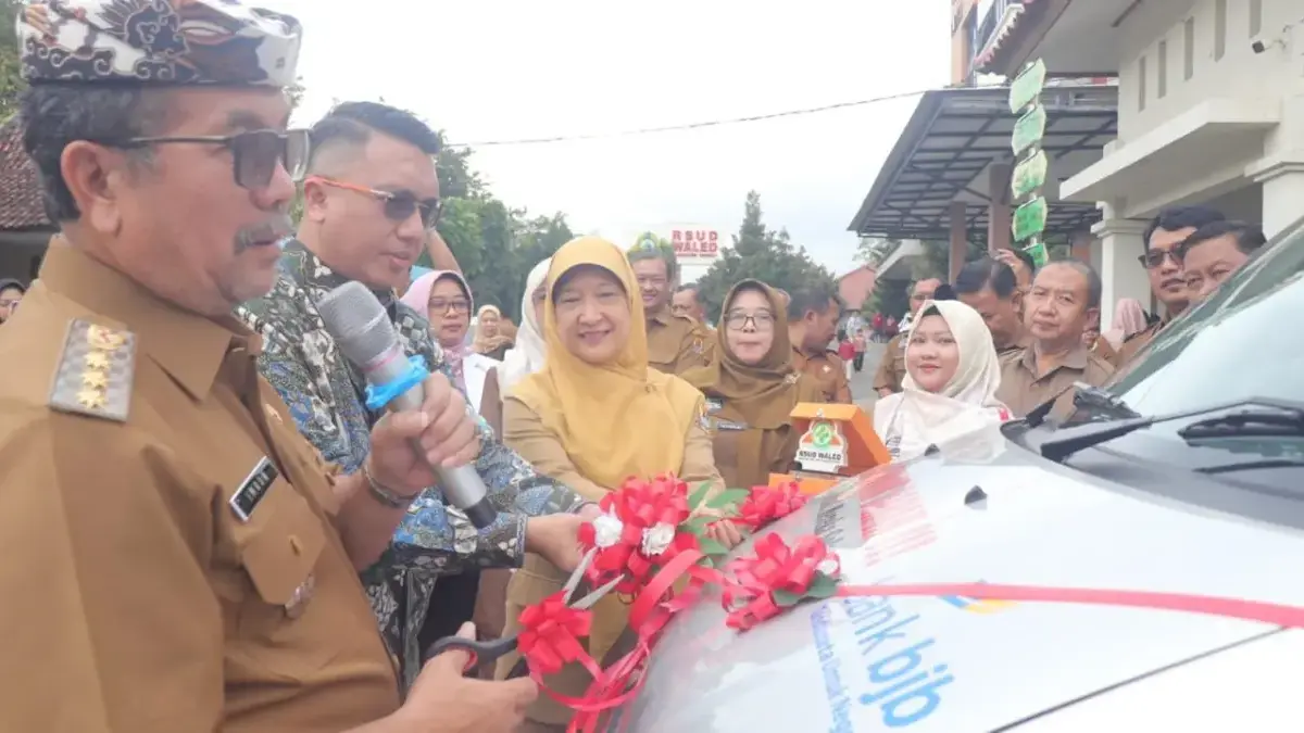 Pemkab Cirebon Serahkan Mobil UTD ke RSUD Waled, Bupati Imron: Donor Darah Harus Jemput Bola program CSR Bank bjb
