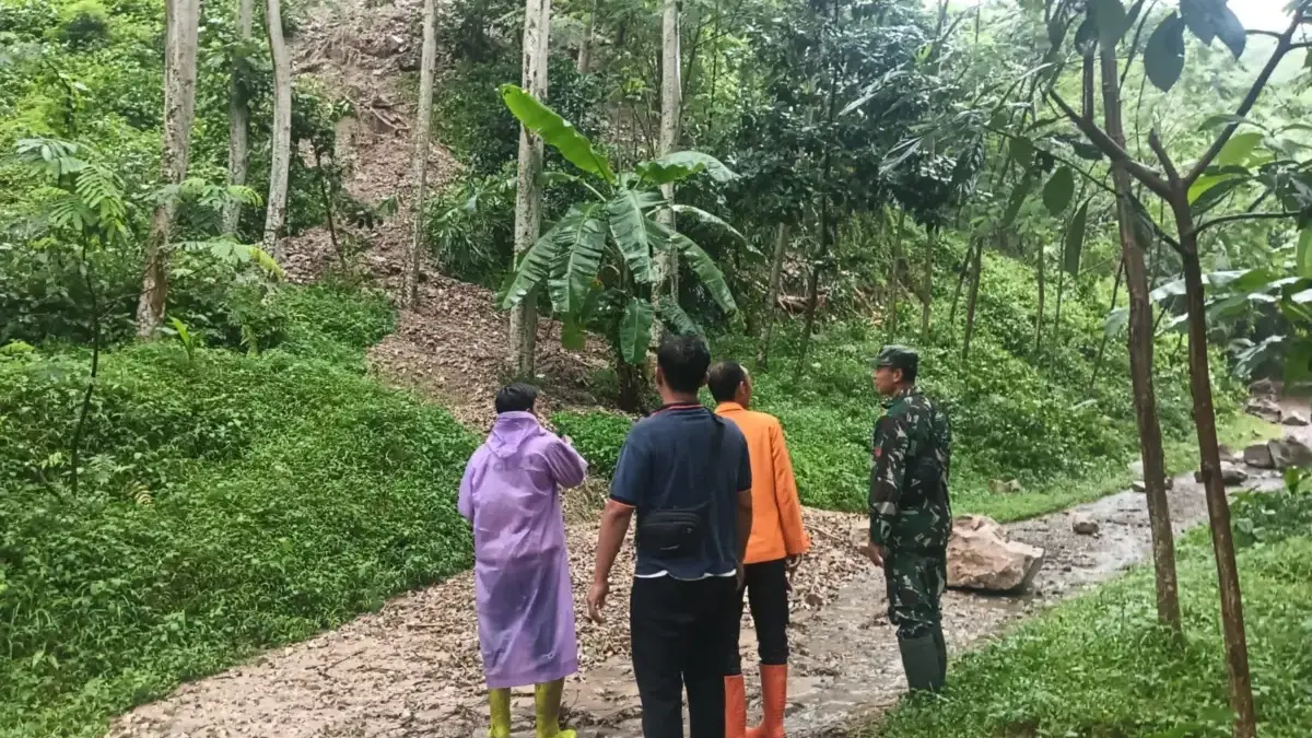 longsor di Desa Cipanas