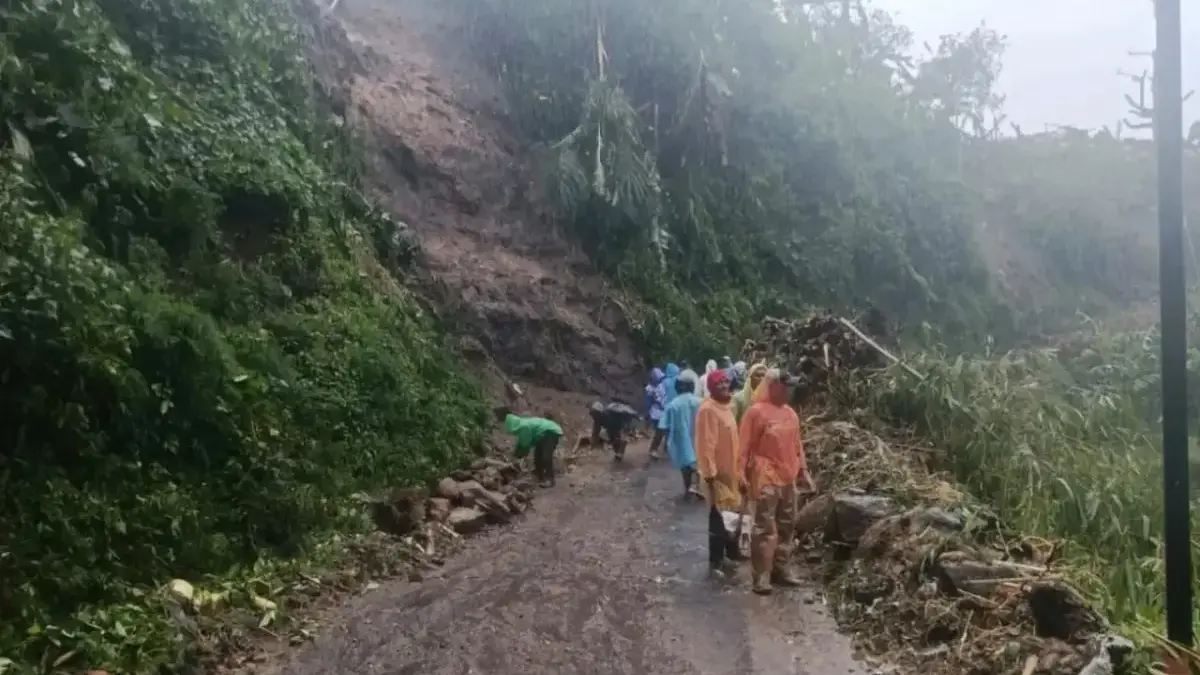 Longsor di Desa Argamukti Majalengka, Jalan Sempat Terputus longsor argamukti majalengka