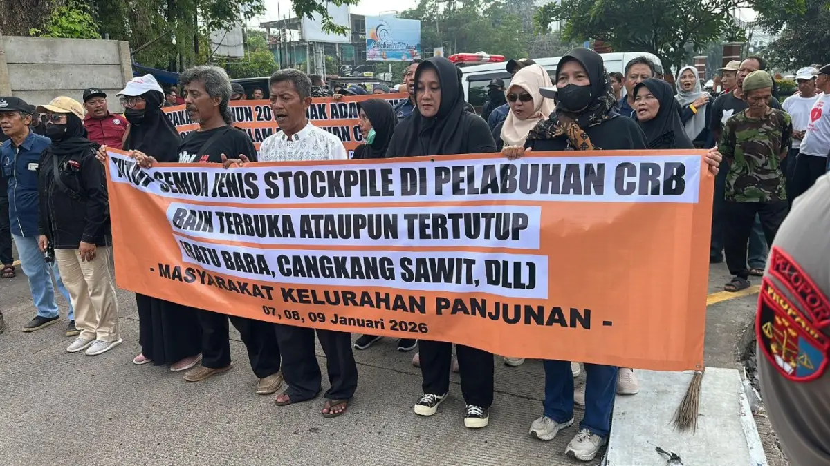 Warga Unjuk Rasa Stockpile Batu Bara di dalam kawasan Pelabuhan Cirebon unjuk rasa Pelabuhan Cirebon