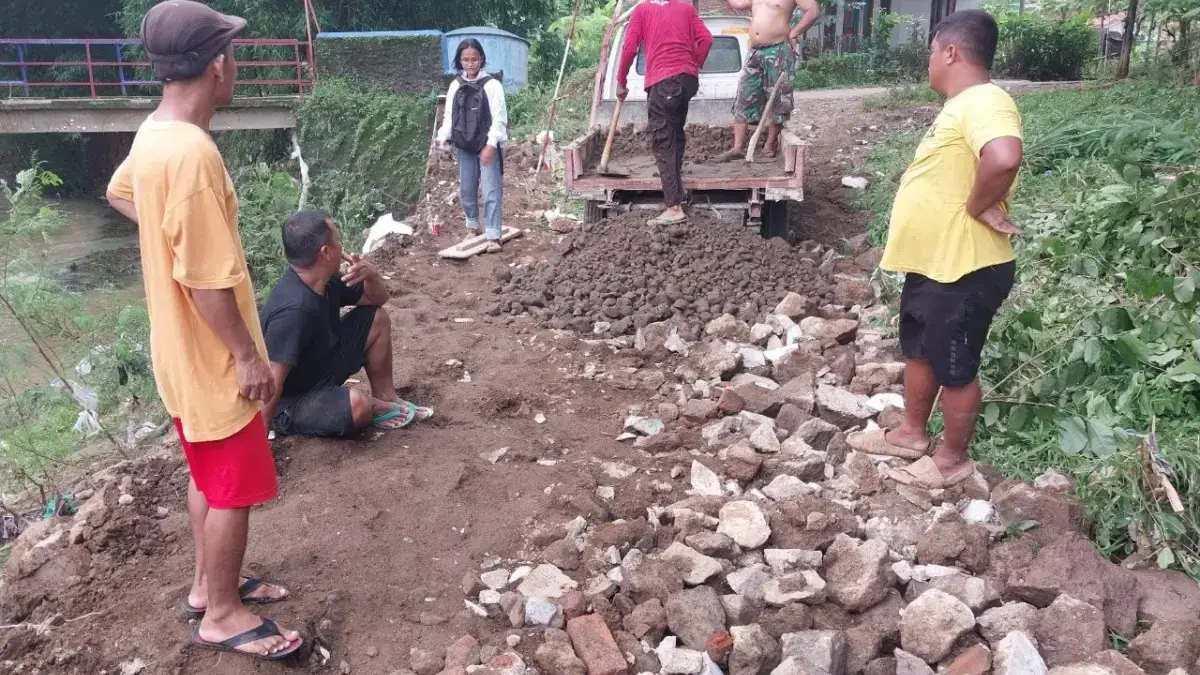 Uruk Jalan Sejak 2017, Warga Kalijaga Cirebon Swadaya Tanpa Bantuan Pemerintah menguruk jalan